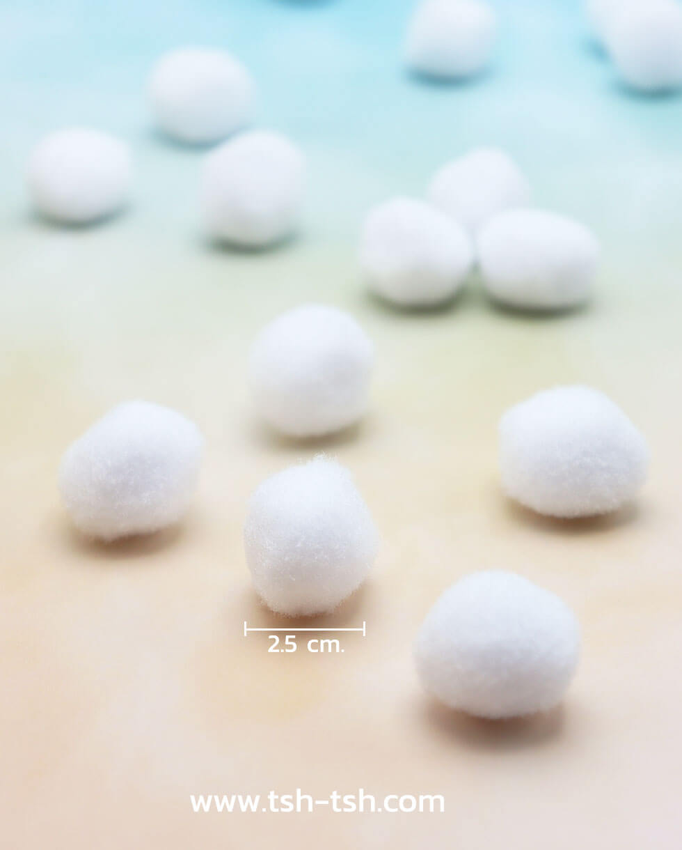 ปอม ปอม กำมะหยี่ ขนาด 2.5 ซม. สีขาว ใช้สำหรับประดิษฐ์ ตกแต่ง อาทิเช่น ตกแต่งงานปาตี้ ประดิษฐ์ของเล่นแมว ของเล่นสัตว์เลี้ยง ทำเครื่องประดับ กำไร สร้อยคอ หรือของเล่นเสริมพัฒนาการสำหรับเด็กเป็นต้น