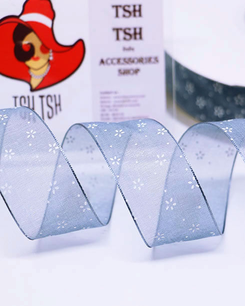 ริบบิ้นผ้าแก้ว ขนาด 1 นิ้ว สีเทาพิมพ์ลายดอกเดซี่สีขาว ยาว 50 หลา #03