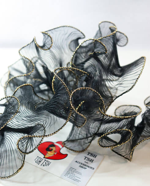 ริบบิ้นผ้าแก้ว ขนาด 3.5 นิ้ว สีดำทอขอบทอง ยาว 50 หลา #39