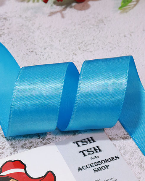 ริบบิ้นผ้าซิลค์ ขนาด 1 นิ้ว สีฟ้ากลาง เงา 1 หน้า ยาว 50 หลา #63