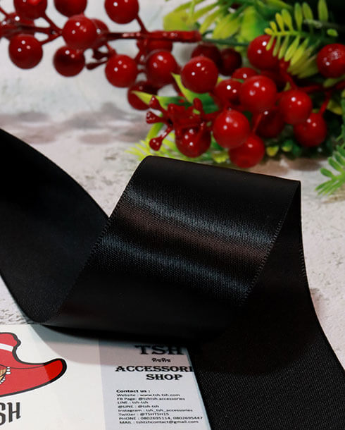 ริบบิ้นผ้าซิลค์ ขนาด 1.5 นิ้ว สีดำ เงา 1 หน้า ยาว 50 หลา #06