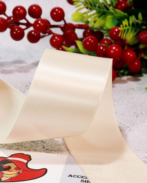 ริบบิ้นผ้าซิลค์ ขนาด 1.5 นิ้ว สีครีม เงา 1 หน้า ยาว 50 หลา #128