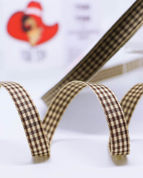 ริบบิ้นผ้าลายสก็อต ขนาด 10 มิล สีน้ำตาลครีม ยาว 50 หลา #E1320