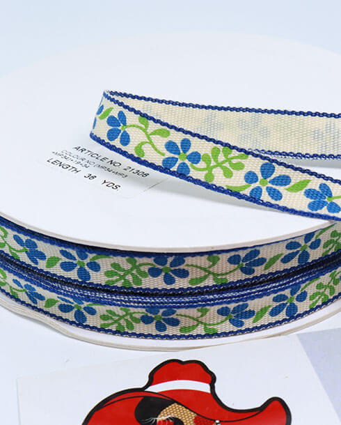ริบบิ้นผ้าคอตตอน ขนาด 10 มิล สีครีมพิมพ์ลายดอกไม้สีน้ำเงิน ยาว 36 หลา 