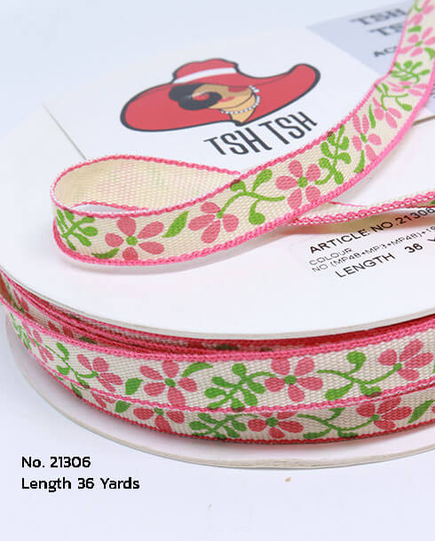 ริบบิ้นผ้าคอตตอน ขนาด 10 มิล สีครีมพิมพ์ลายดอกไม้สีชมพู ยาว 36 หลา 