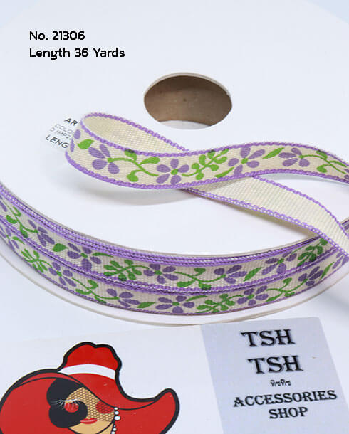 ริบบิ้นผ้าคอตตอน ขนาด 10 มิล สีครีมพิมพ์ลายดอกไม้สีม่วง ยาว 36 หลา 