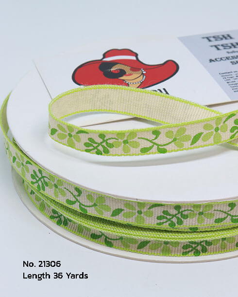 ริบบิ้นผ้าคอตตอน ขนาด 10 มิล สีครีมพิมพ์ลายดอกไม้สีเขียว ยาว 36 หลา 