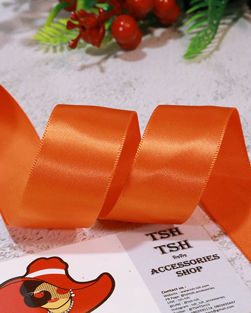 ริบบิ้นผ้าซิลค์ ขนาด 1 นิ้ว สีส้ม เงา 1 หน้า ยาว 50 หลา #123