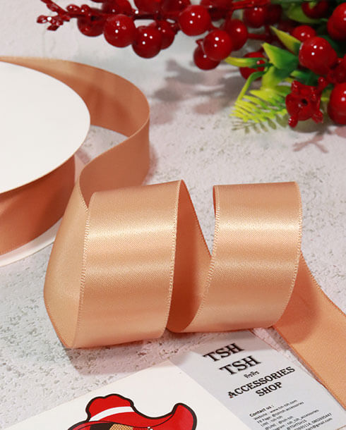 ริบบิ้นผ้าซิลค์ ขนาด 1 นิ้ว สีคาราเมล เงา 1 หน้า ยาว 50 หลา #133