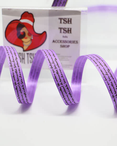 ริบบิ้นผ้าซาติน ขนาด 10 มิล สีม่วงพิมพ์ลายตัวหนังสือ เงา 1 หน้า ยาว 25 หลา 