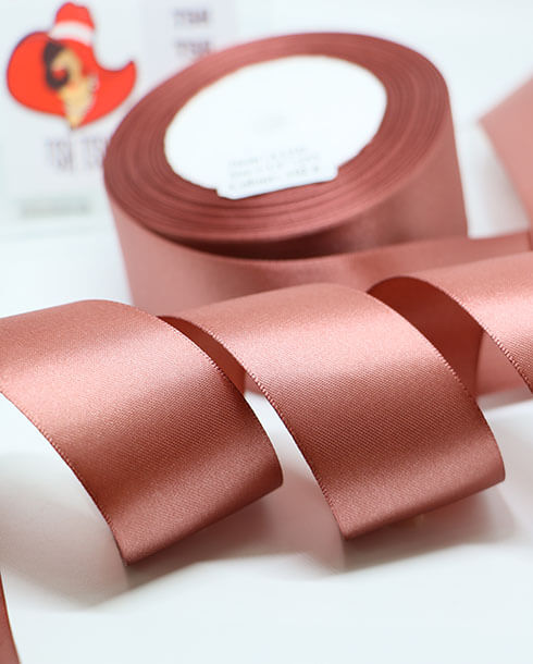 ริบบิ้นผ้าซาติน ขนาด 1.5 นิ้ว สีกะปิ เงา 2 หน้า ยาว 25 หลา #102