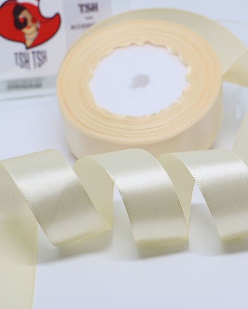 ริบบิ้นผ้าซาติน ขนาด 1 นิ้ว สีครีม เงา 1 หน้า ยาว 25 หลา #02