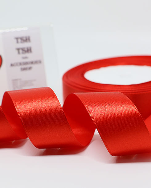 ริบบิ้นผ้าซาติน ขนาด 1 นิ้ว สีแดงสด เงา 1 หน้า ยาว 25 หลา #26